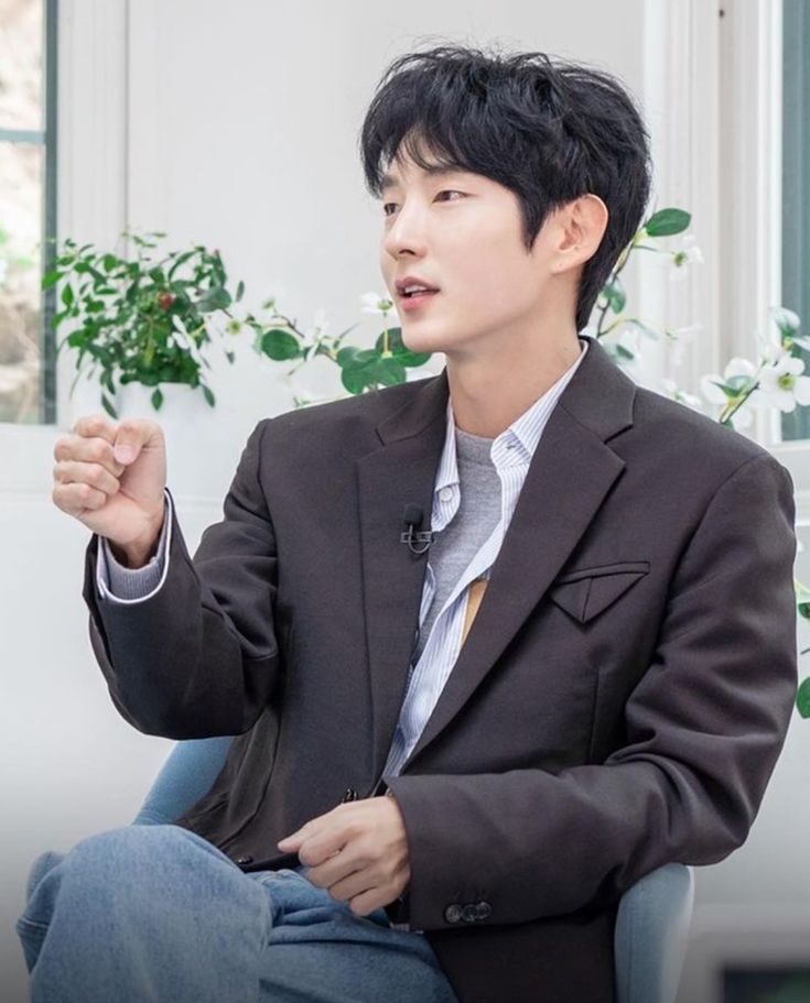 Behind-the-scenes cut of Lee Joongi