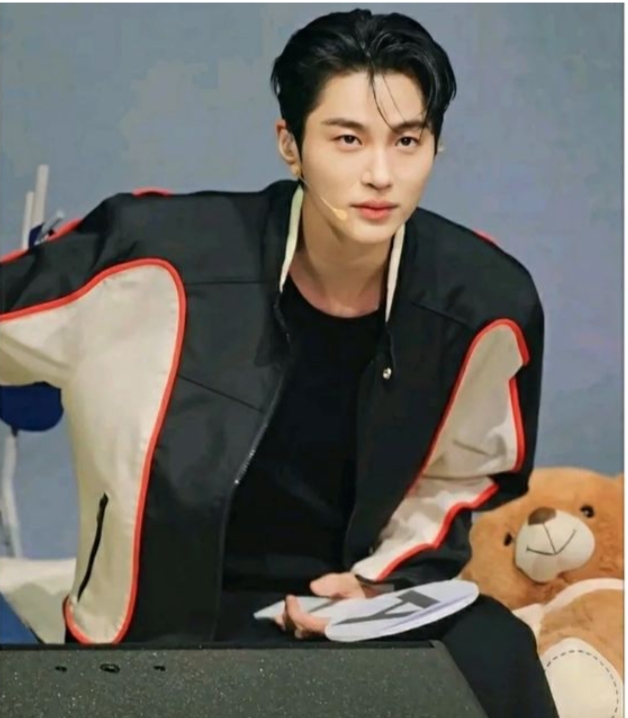 Behind-the-scenes cut of Byeon Wooseok