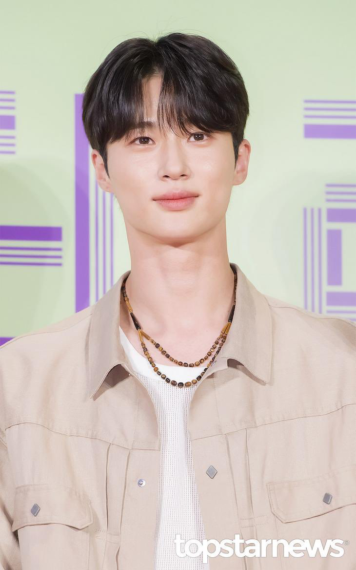 Behind-the-scenes cut of Byeon Wooseok