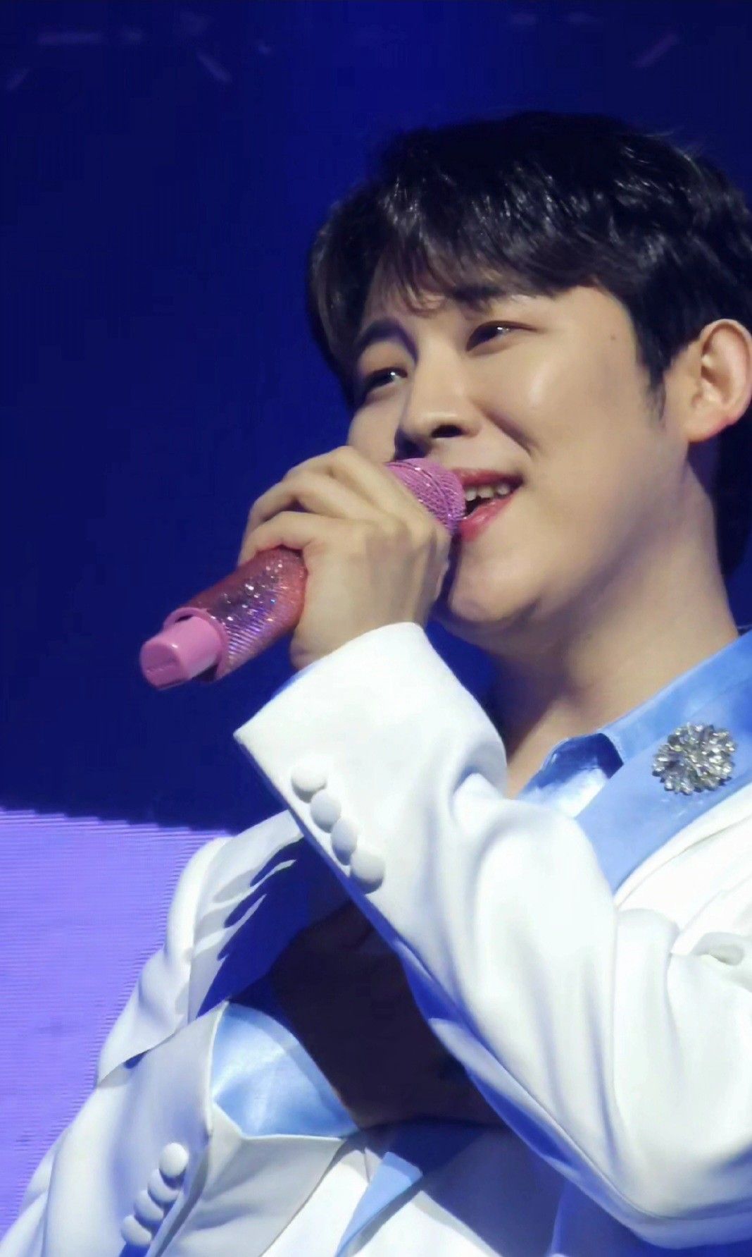 Emotional wallpaper shared by fans for Jinuk