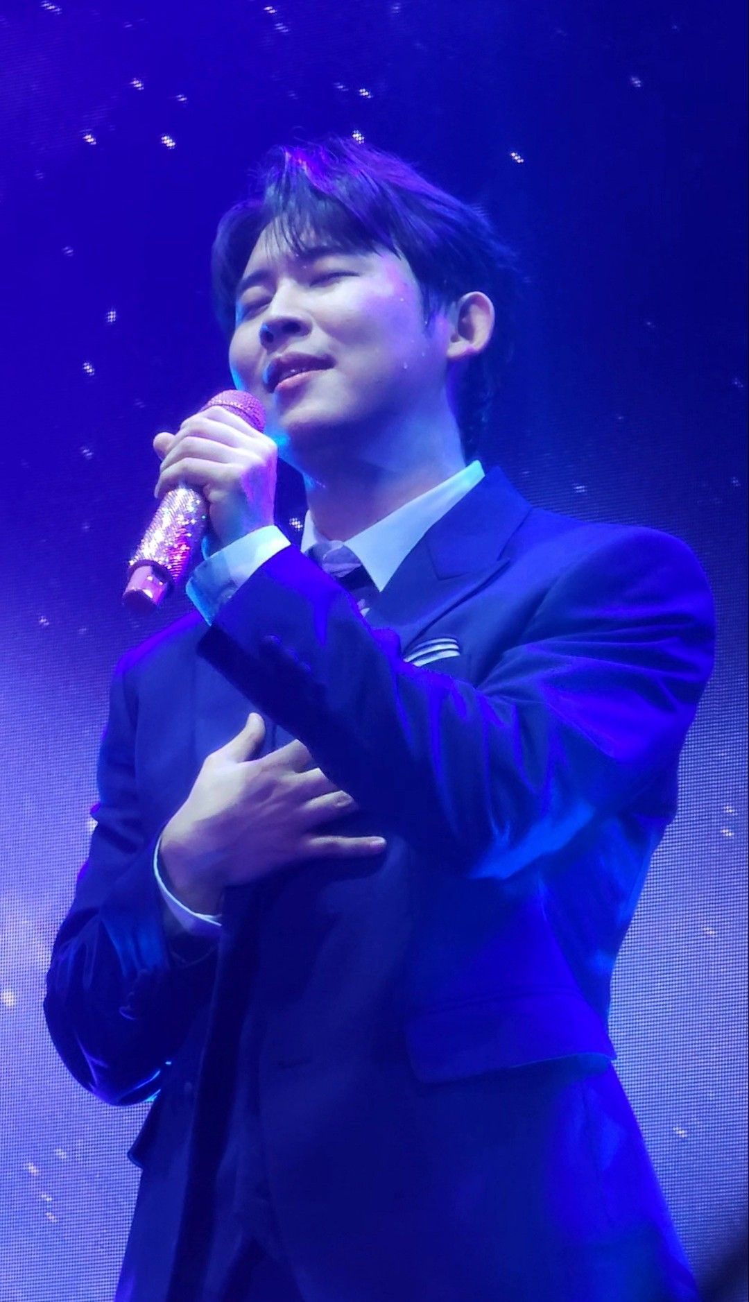 Emotional wallpaper shared by fans for Jinuk