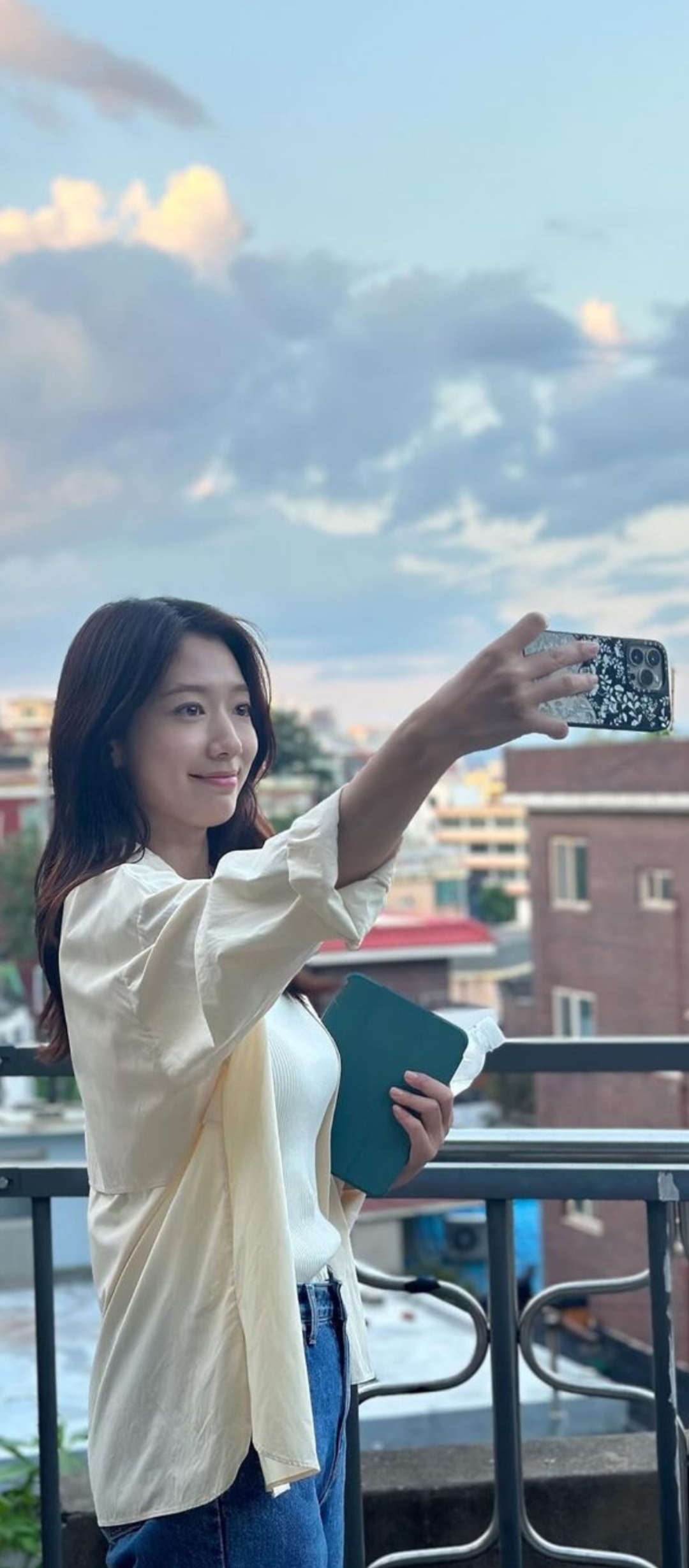 Special wallpaper made by Park Shinhye's fans