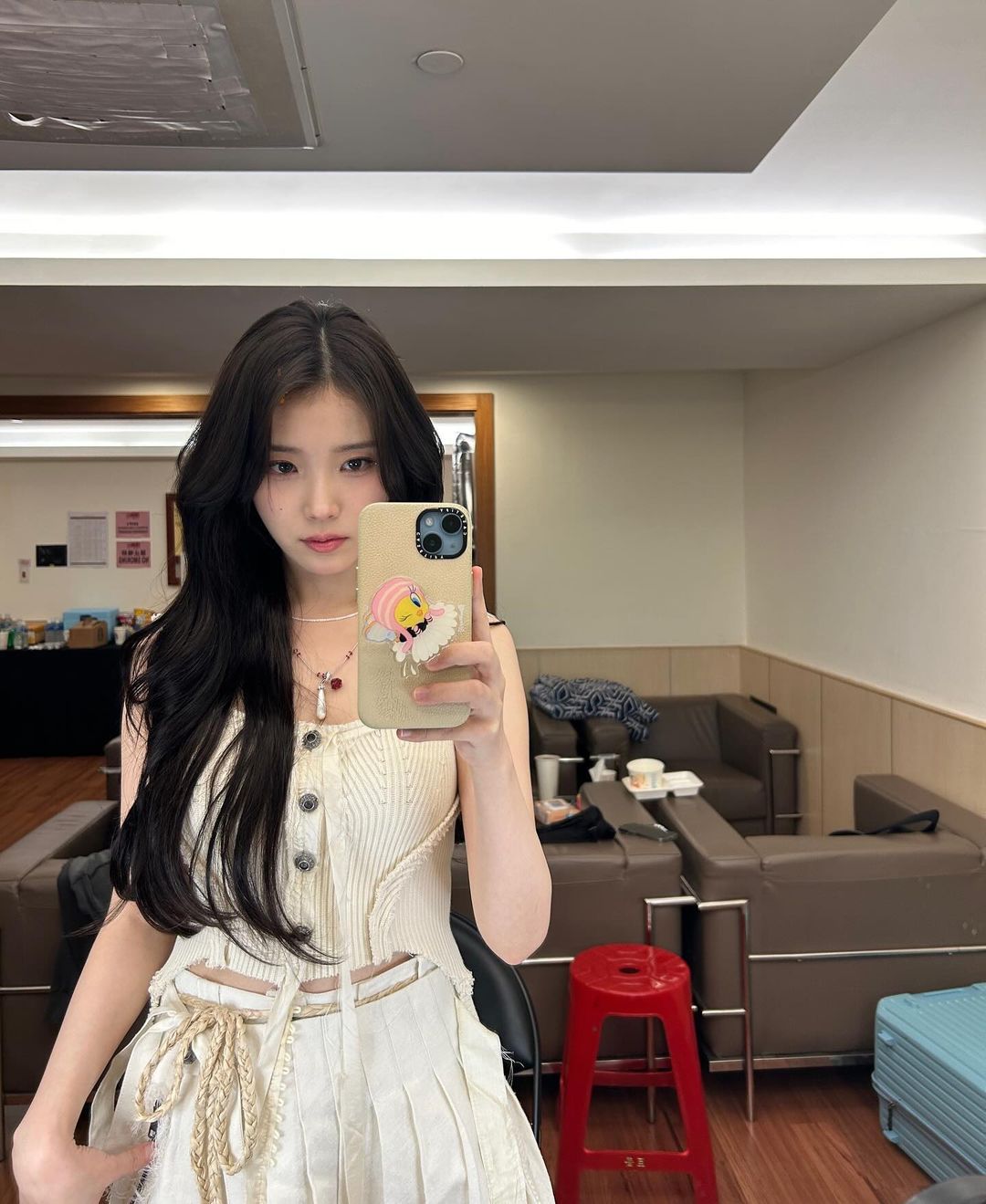 Behind-the-scenes cut of IU