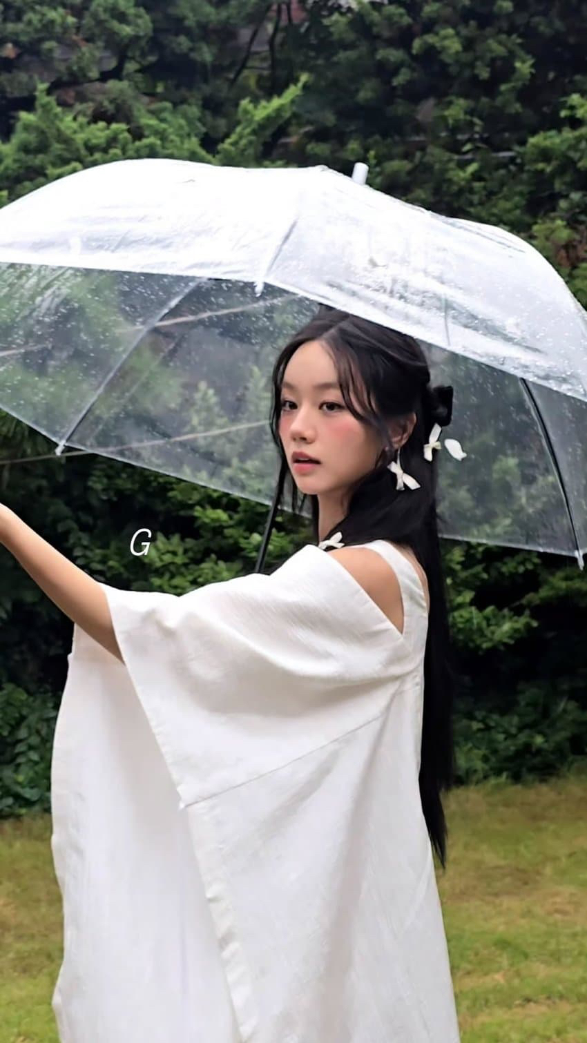 Behind-the-scenes cut of Hyeri