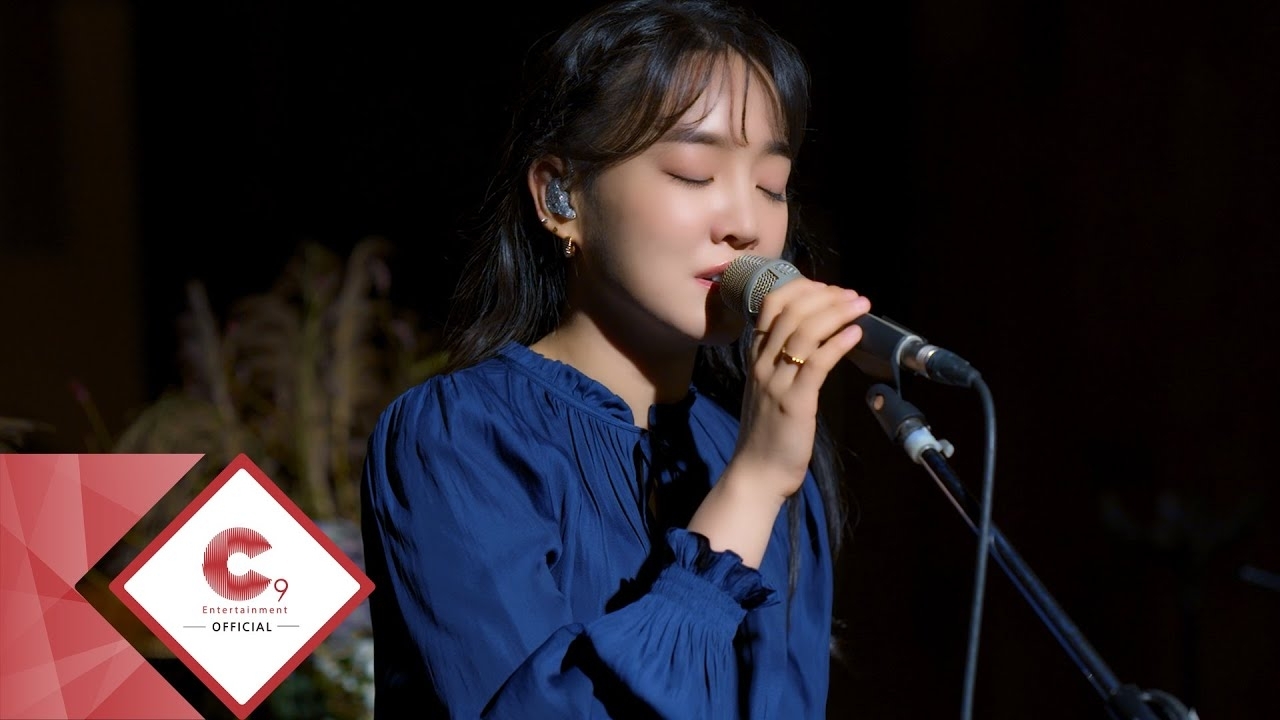 A moment captured by a fan of Younha