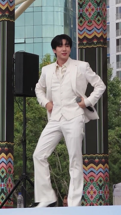 Today's popular wallpaper in Choi Sooho community