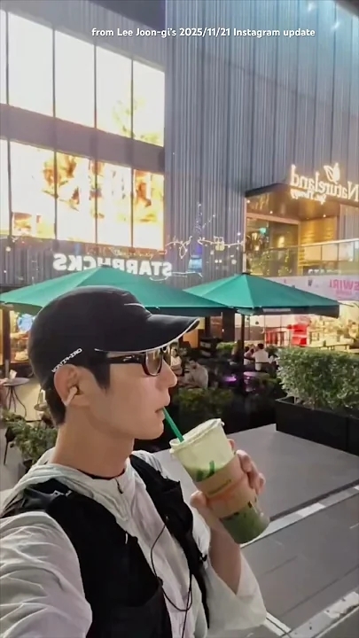 A moment captured by a fan of Lee Joongi