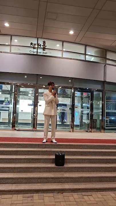 A moment captured by a fan of Song Minjun