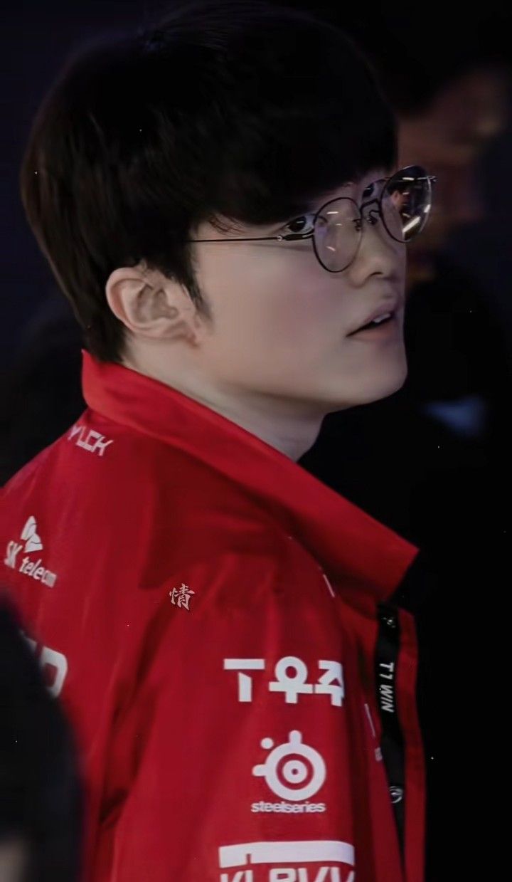 Special wallpaper made by Faker's fans
