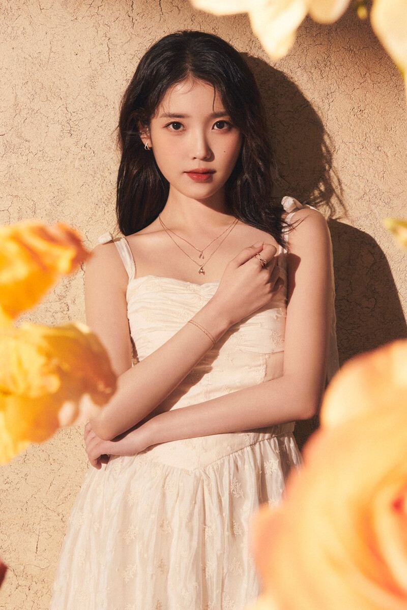 Behind-the-scenes cut of IU