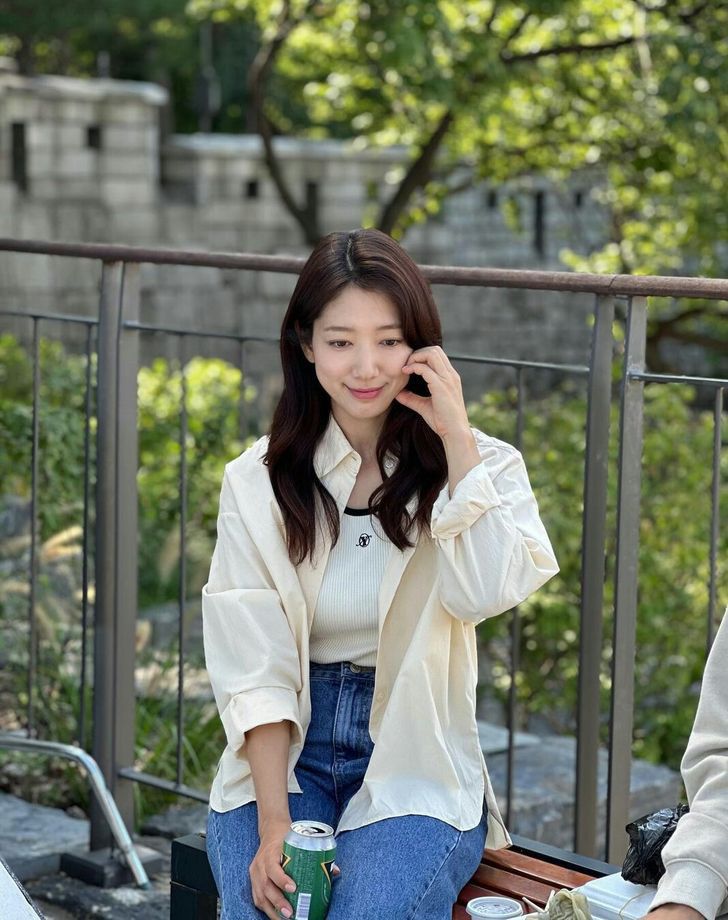 Behind-the-scenes cut of Park Shinhye