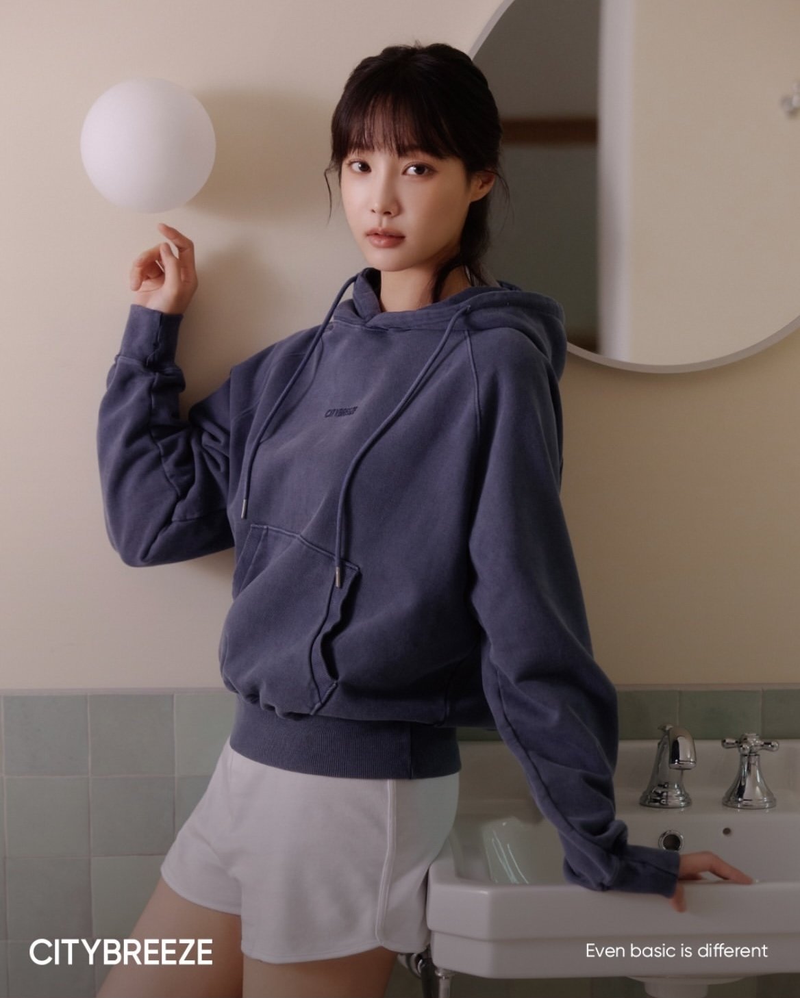 Behind-the-scenes cut of Yeonwoo