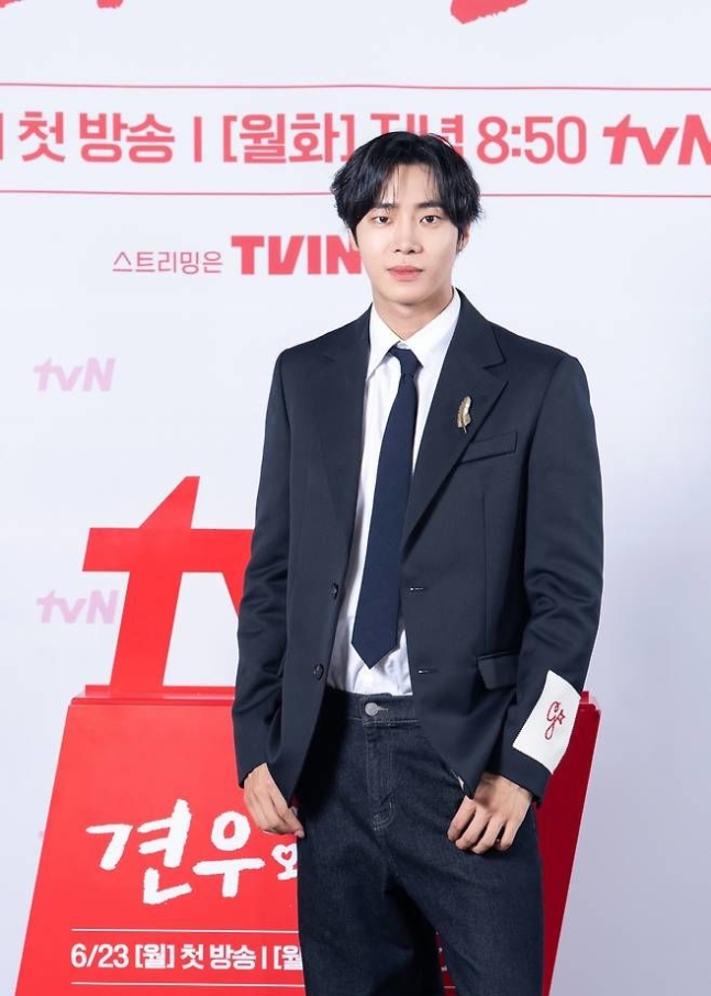 Behind-the-scenes cut of Choo Youngwoo