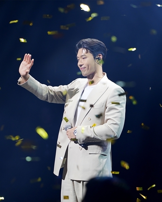 Behind-the-scenes cut of Hyun Bin