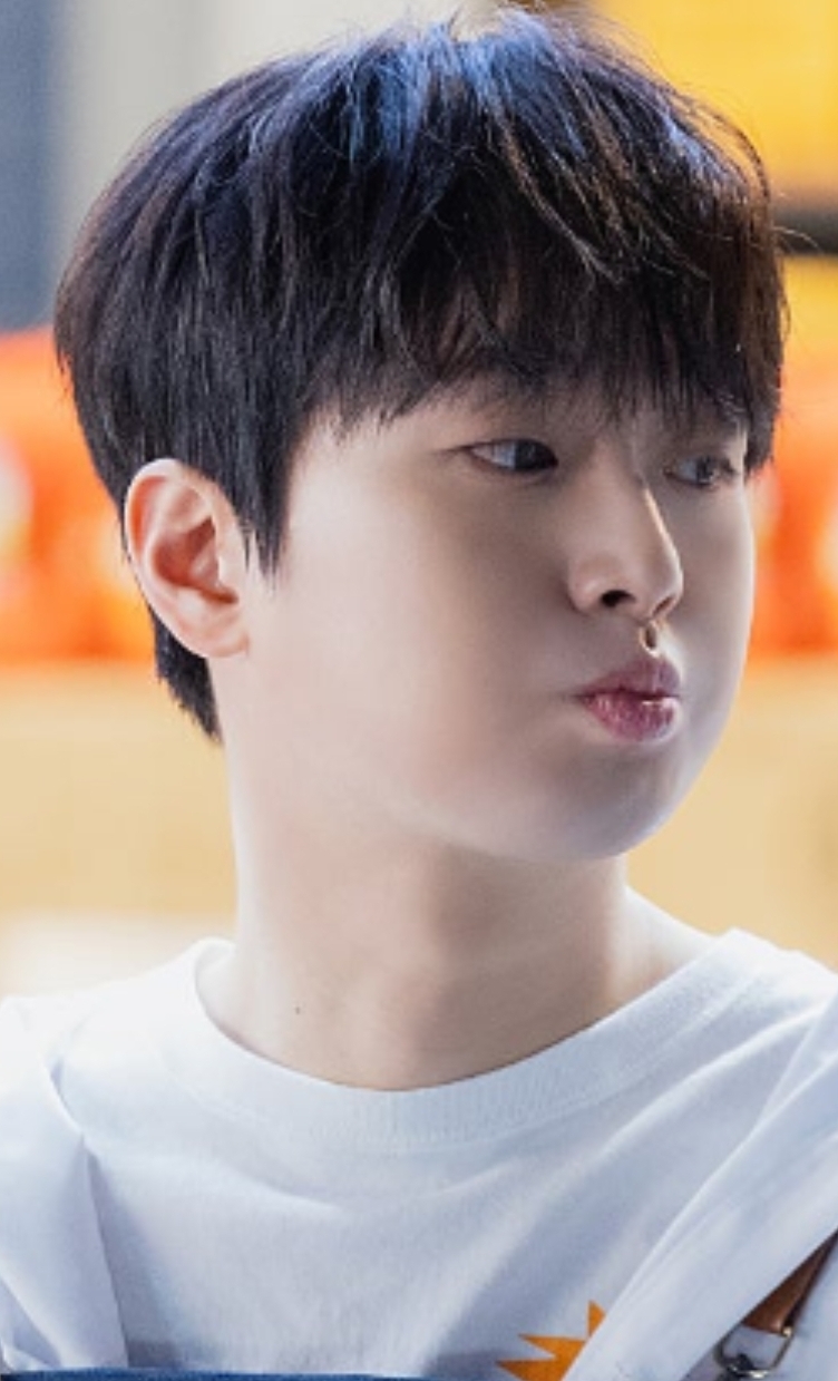 粉丝拍下的李灿元瞬间