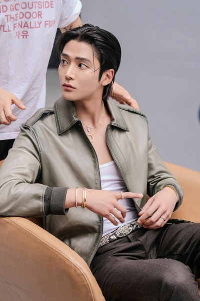 로운의 비하인드 컷