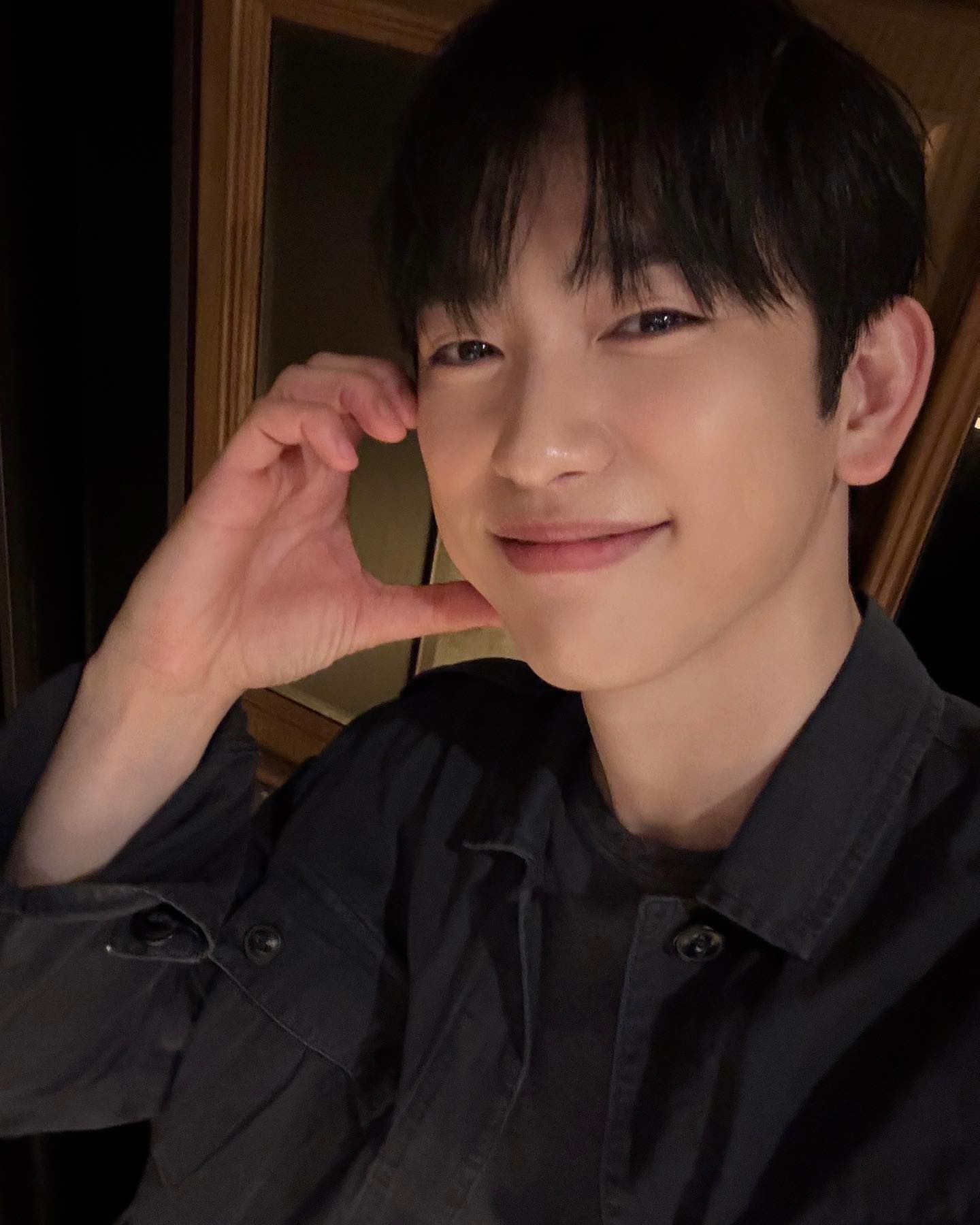 Behind-the-scenes cut of Park Jinyoung