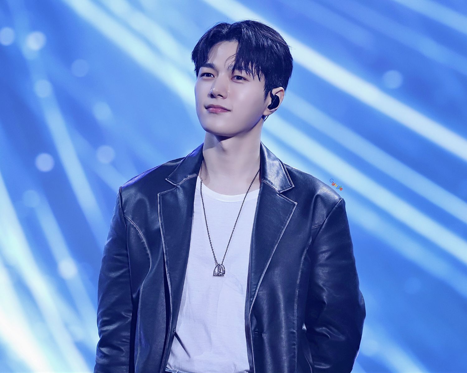 A moment captured by a fan of Kim Myungsoo (L)