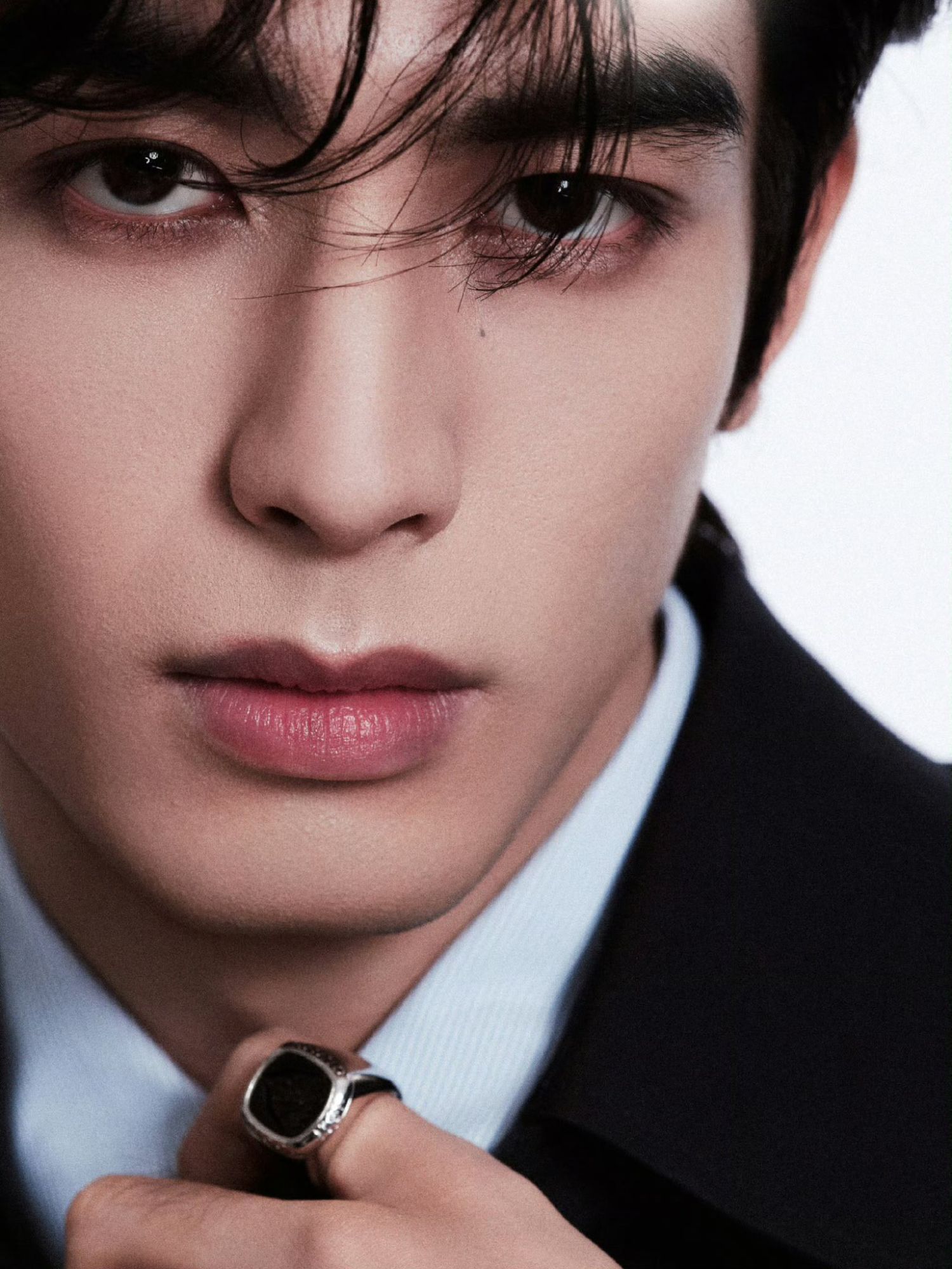 Behind-the-scenes cut of Song WeiLong