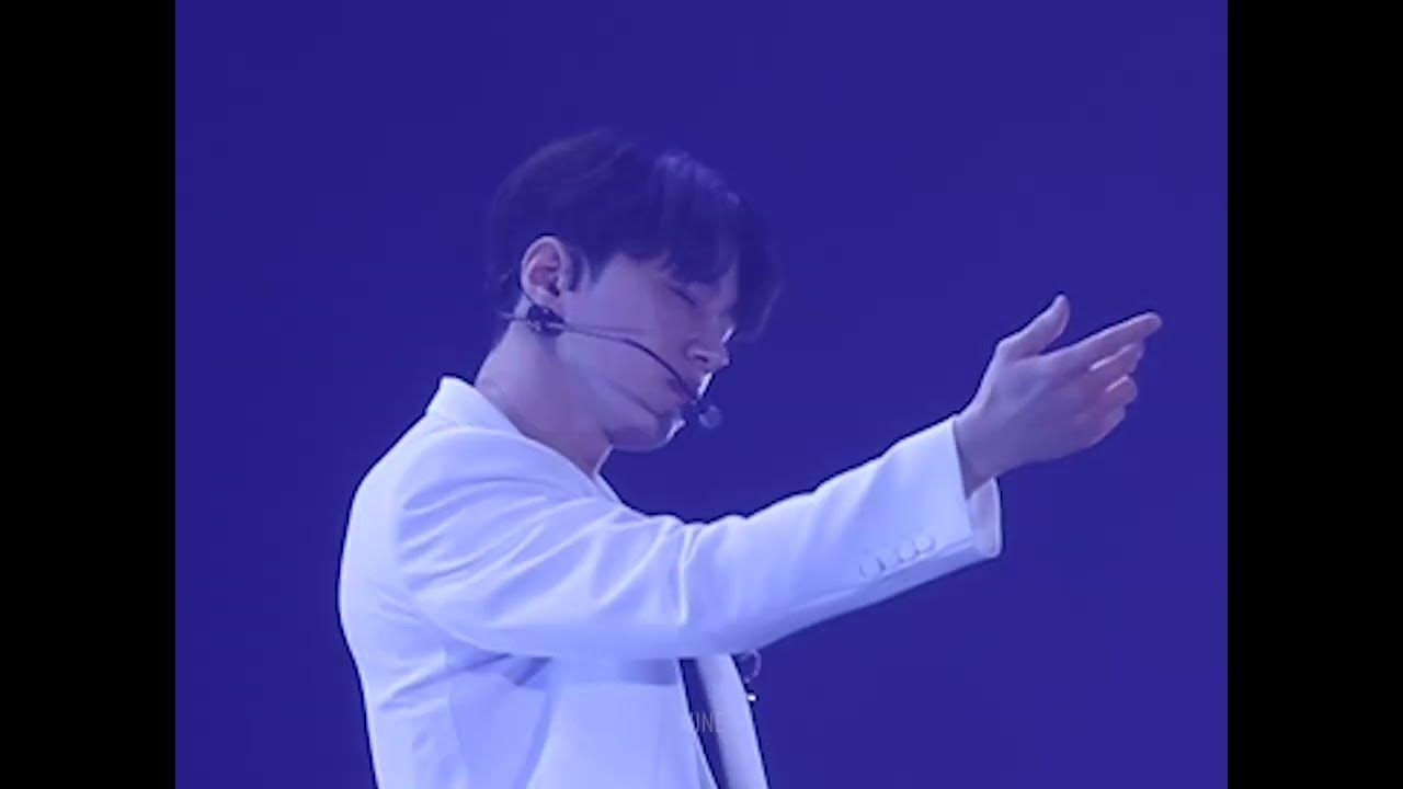 A moment captured by a fan of Kim Myungsoo (L)