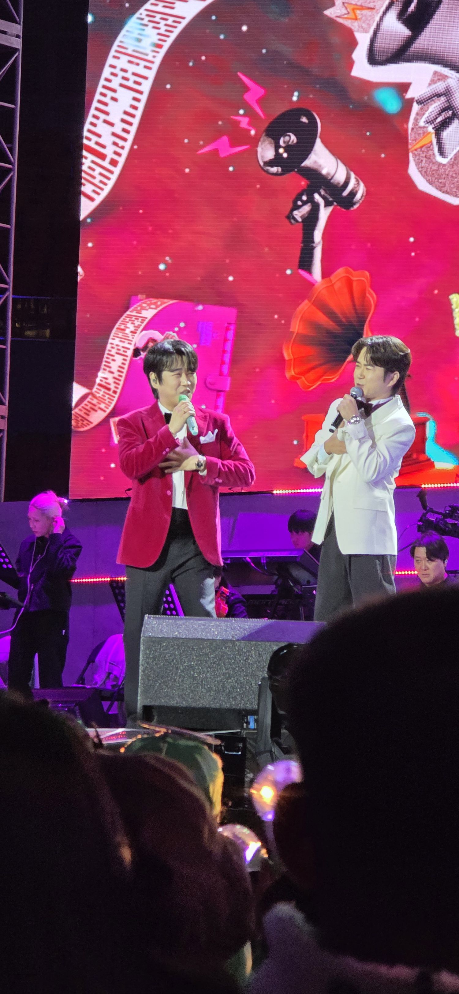 Special wallpaper made by Hwang Youngwoong's fans