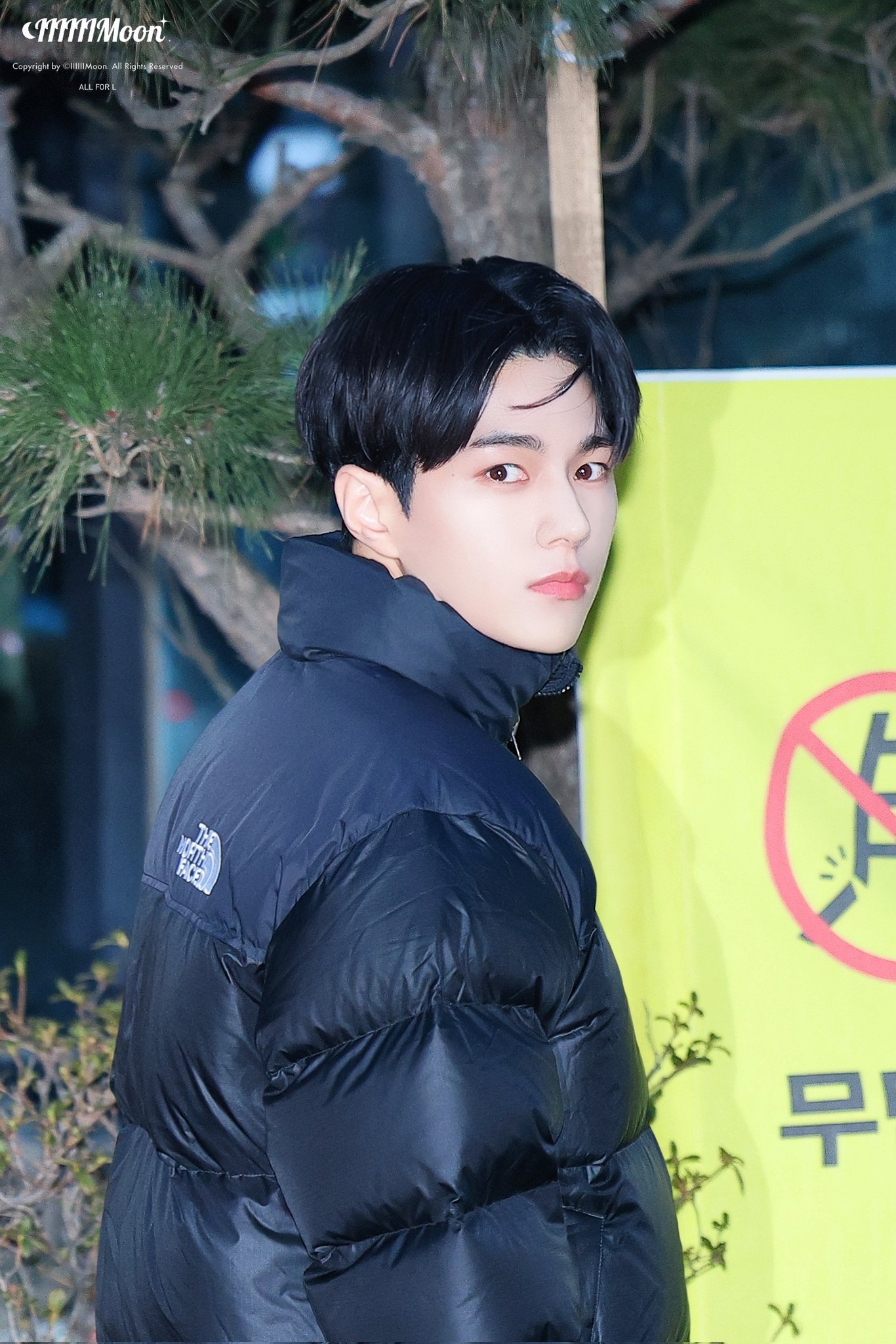A moment captured by a fan of Kim Myungsoo (L)