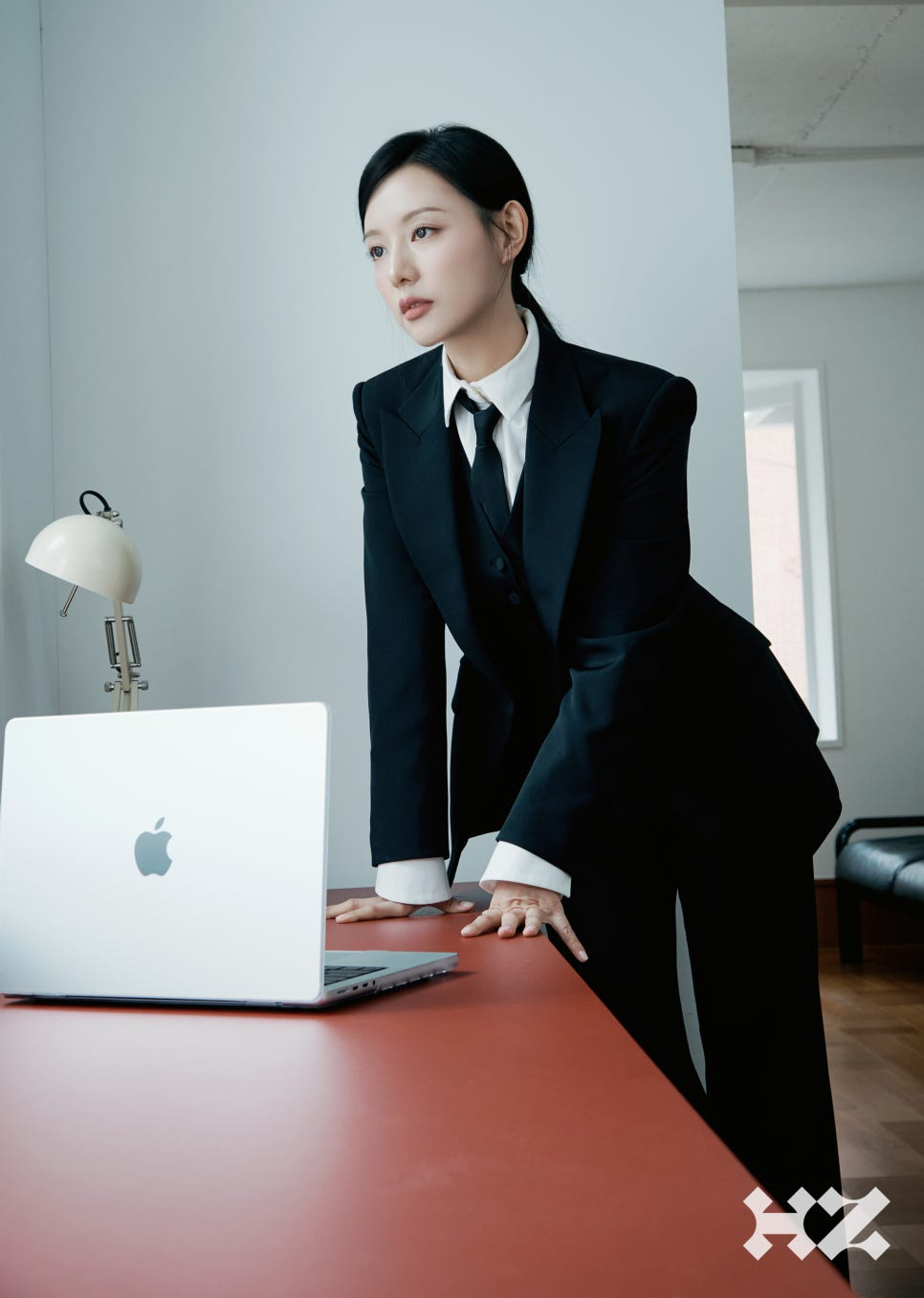 Behind-the-scenes cut of Kim Jiwon