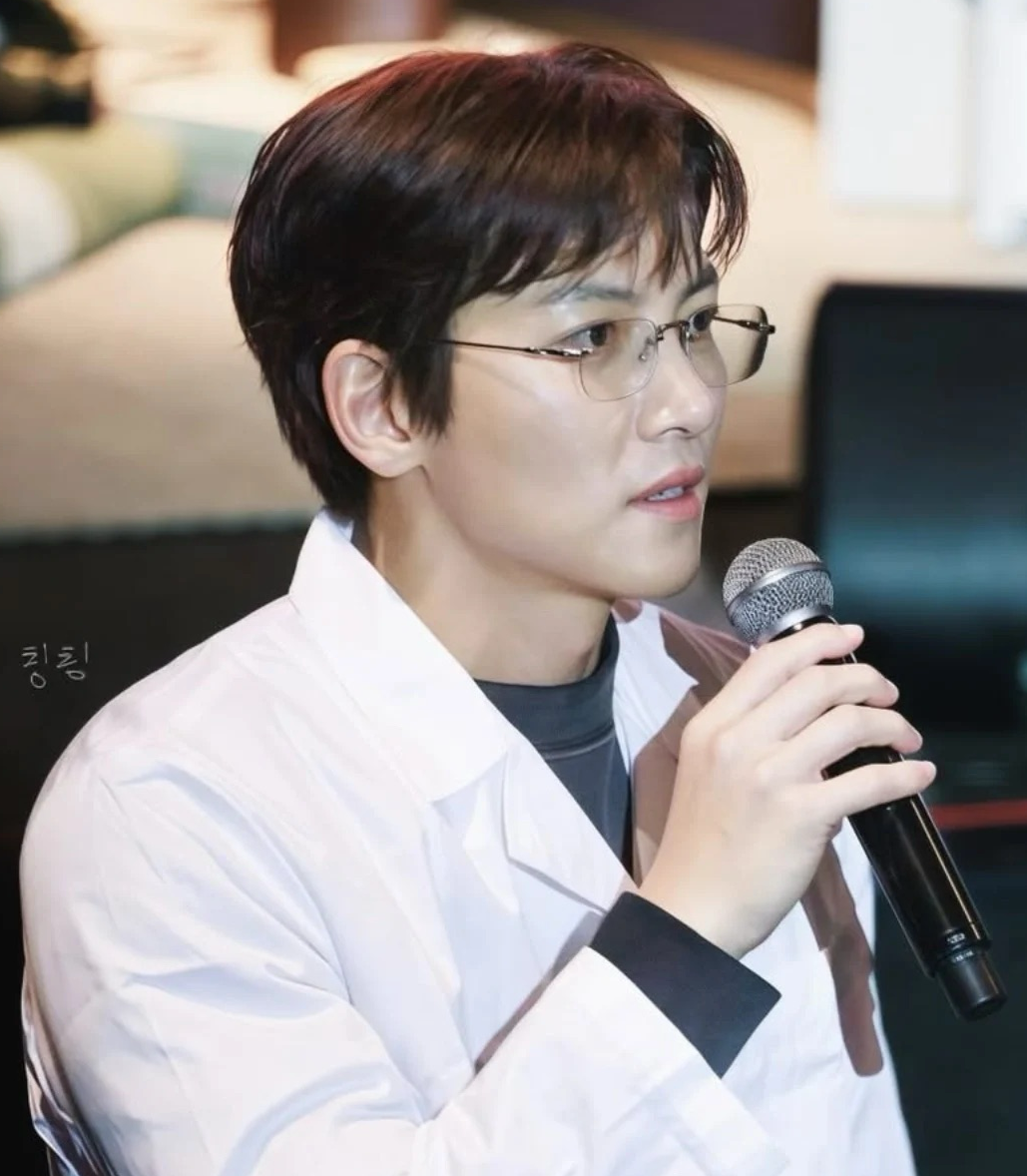 A moment captured by a fan of Ji Changwook