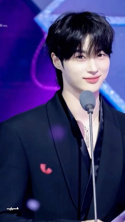 边佑锡的最新照片