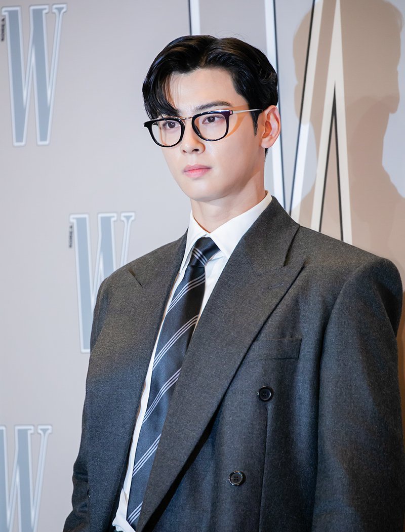 A moment captured by a fan of Cha Eunwoo