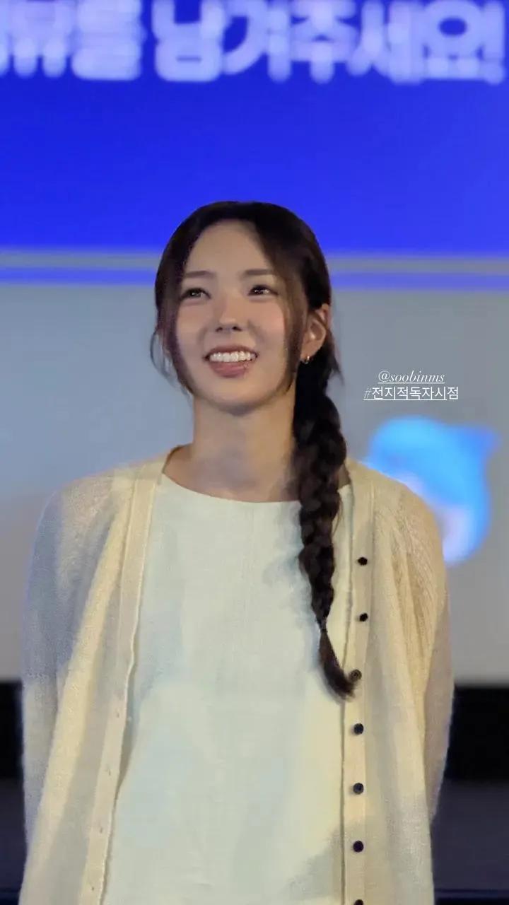 Emotional wallpaper shared by fans for Chae Soobin