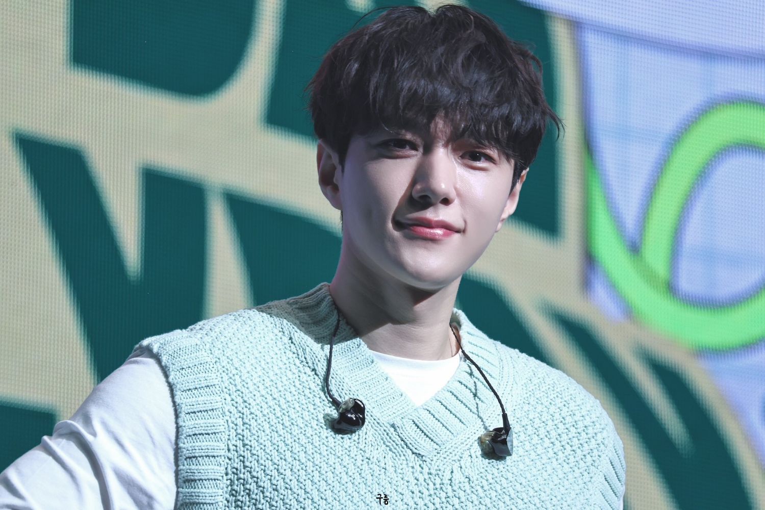 Behind-the-scenes cut of Kim Myungsoo (L)