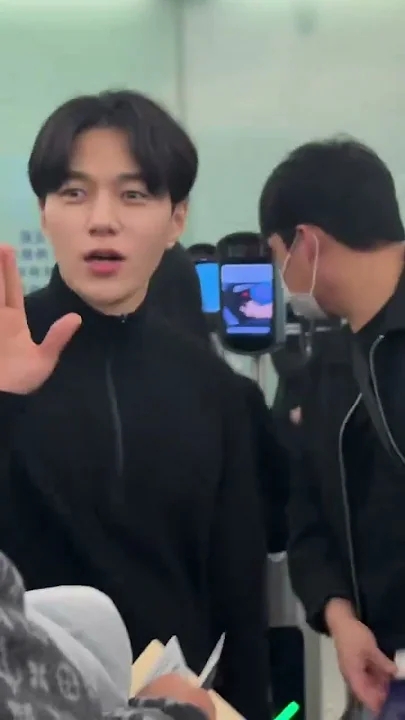 Behind-the-scenes cut of Kim Myungsoo (L)