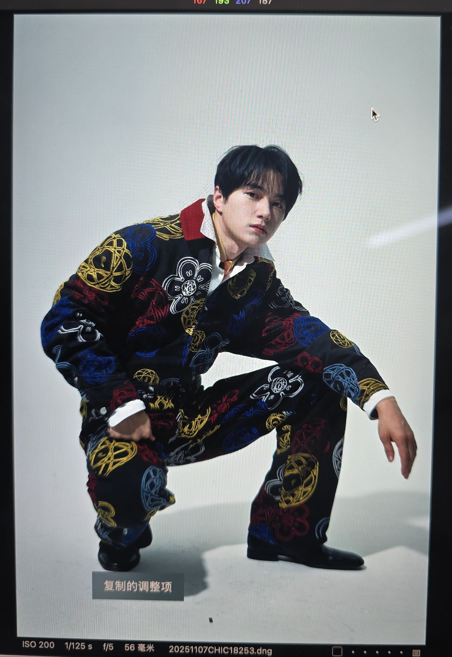 A moment captured by a fan of Kim Myungsoo (L)