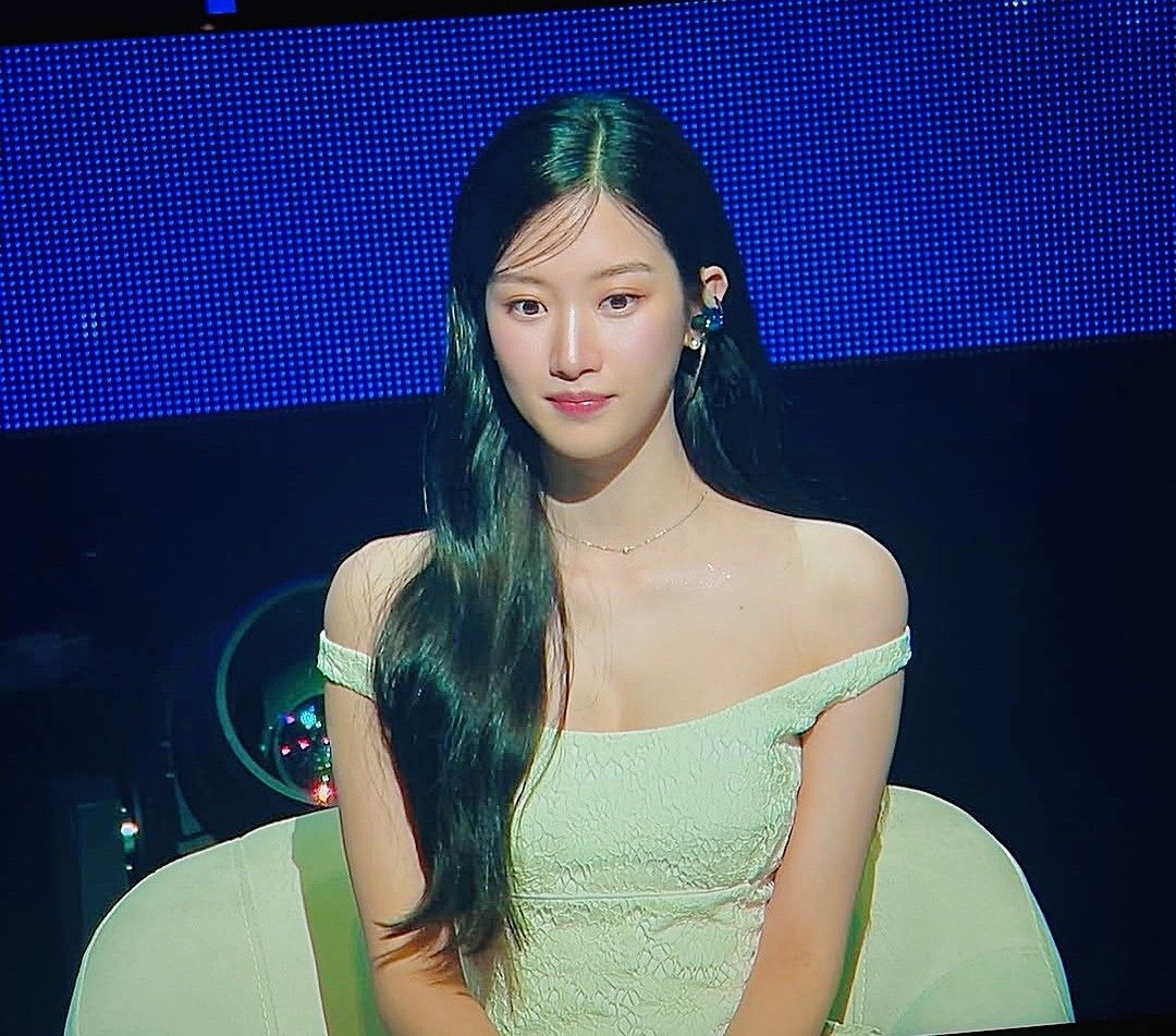 Behind-the-scenes cut of Mun Kayoung
