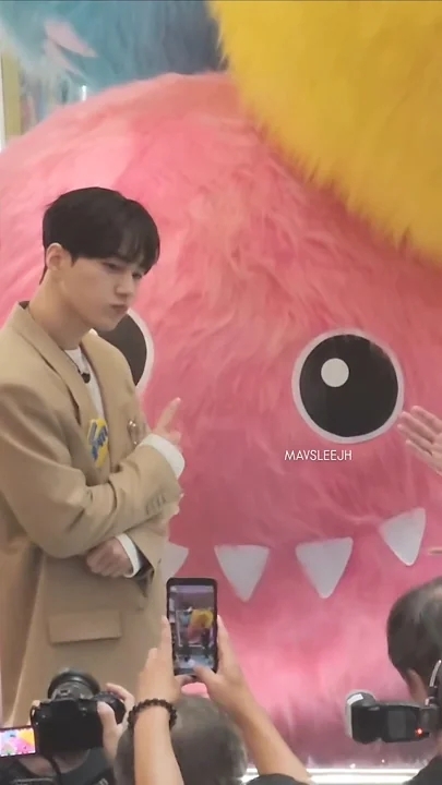 Recent activity shot of Kim Myungsoo (L)