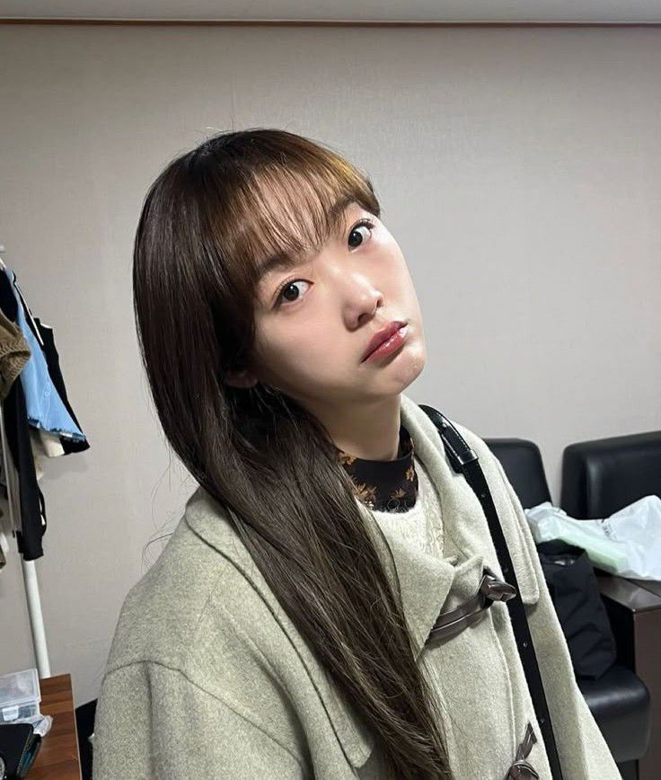 Behind-the-scenes cut of Lee Youmi