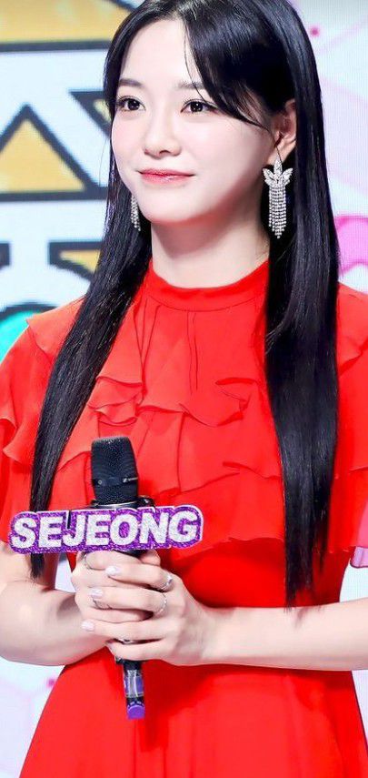 Special wallpaper made by Kim Sejeong's fans