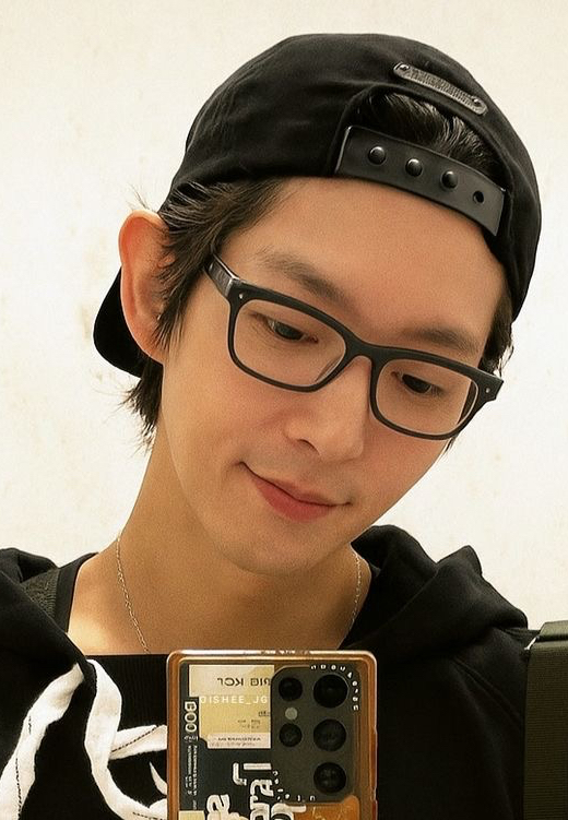 Behind-the-scenes cut of Lee Joongi