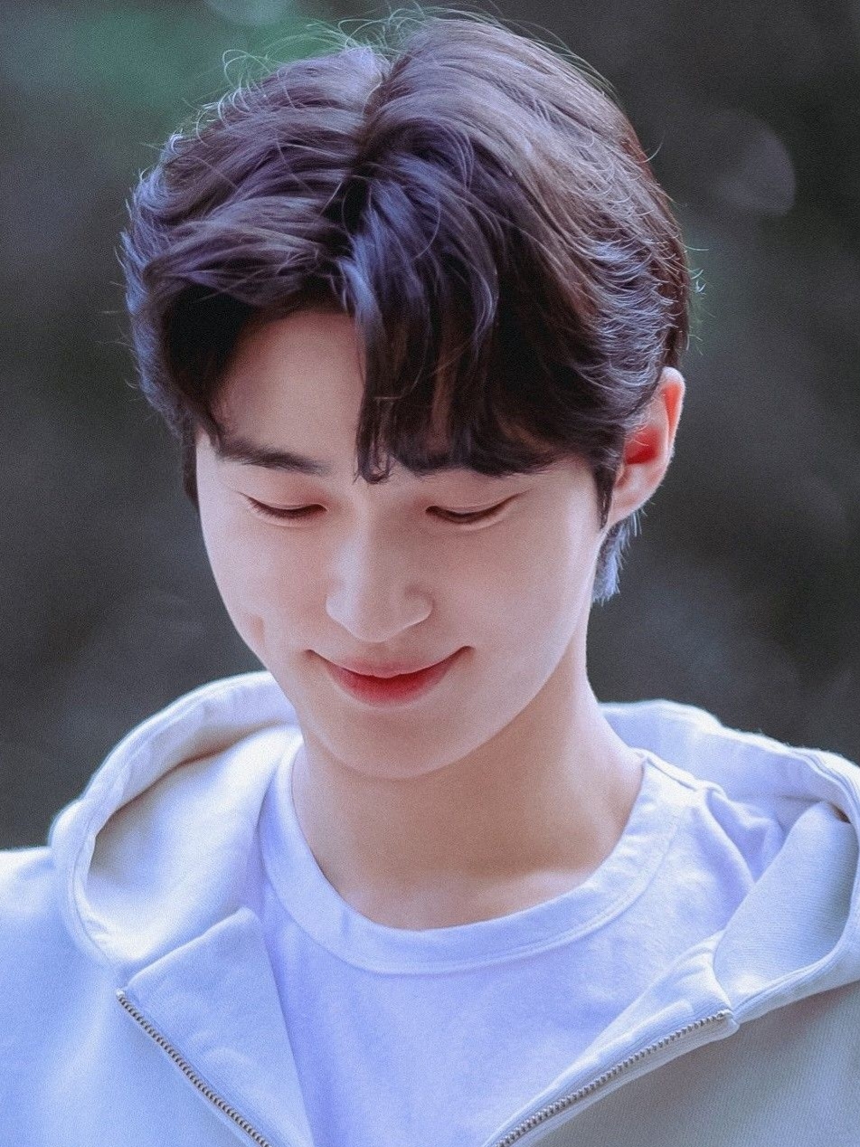 Behind-the-scenes cut of Byeon Wooseok