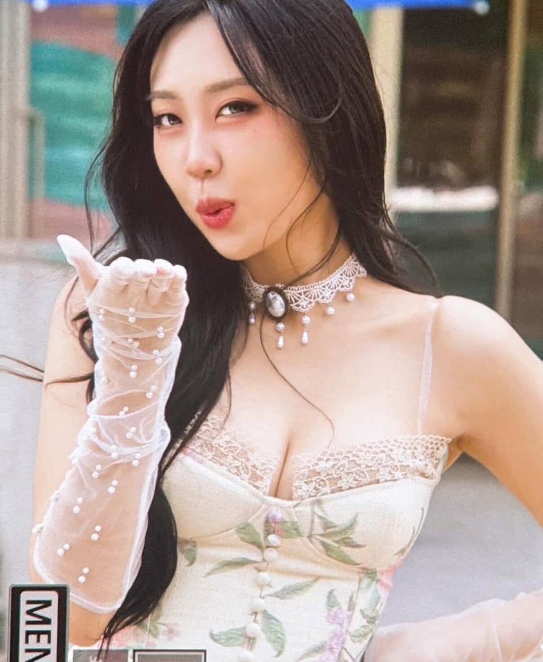 Behind-the-scenes cut of Lee Youngji