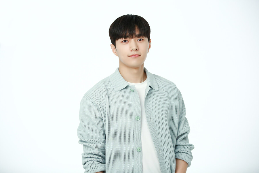 Behind-the-scenes cut of Kim Myungsoo (L)
