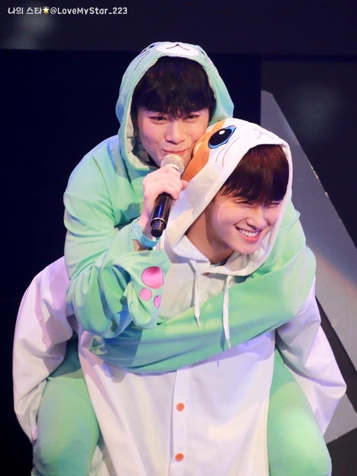 A moment captured by a fan of Cha Eunwoo