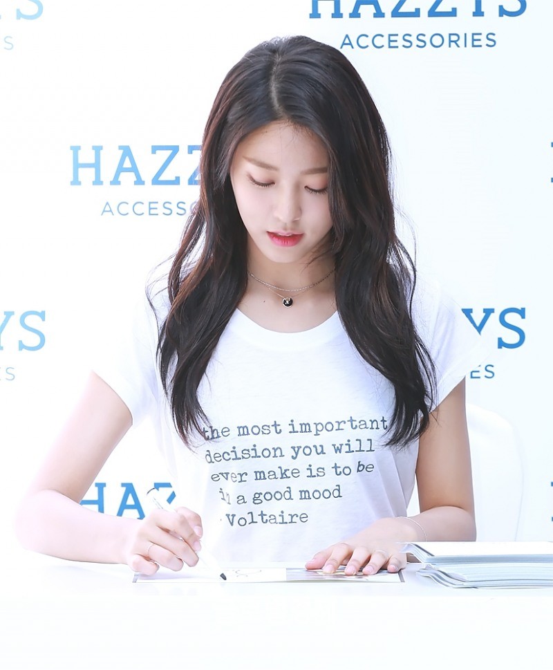 A moment captured by a fan of Seolhyun