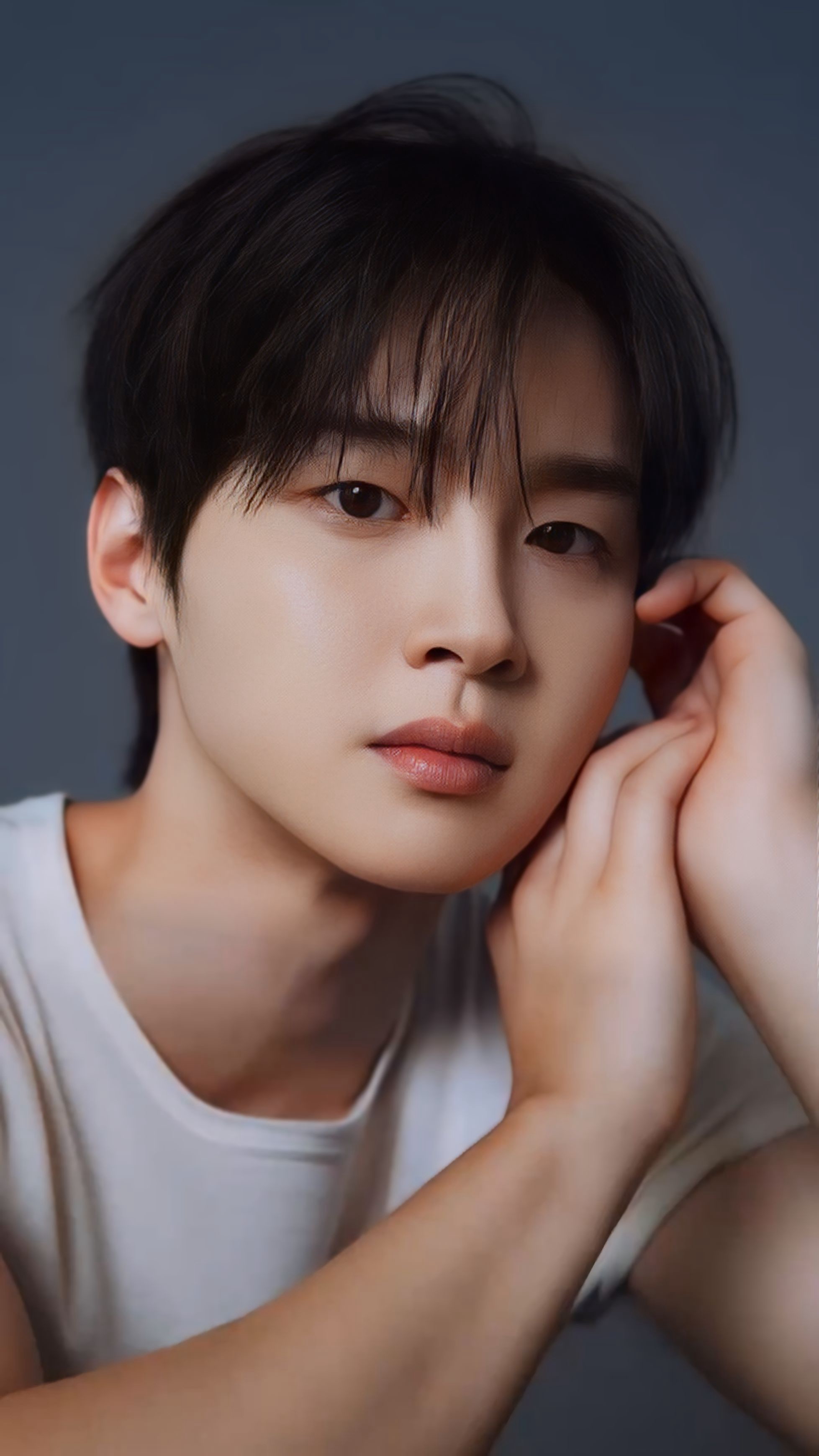 Behind-the-scenes cut of Jang Dongyoon