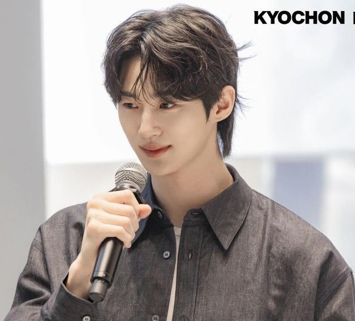Behind-the-scenes cut of Byeon Wooseok