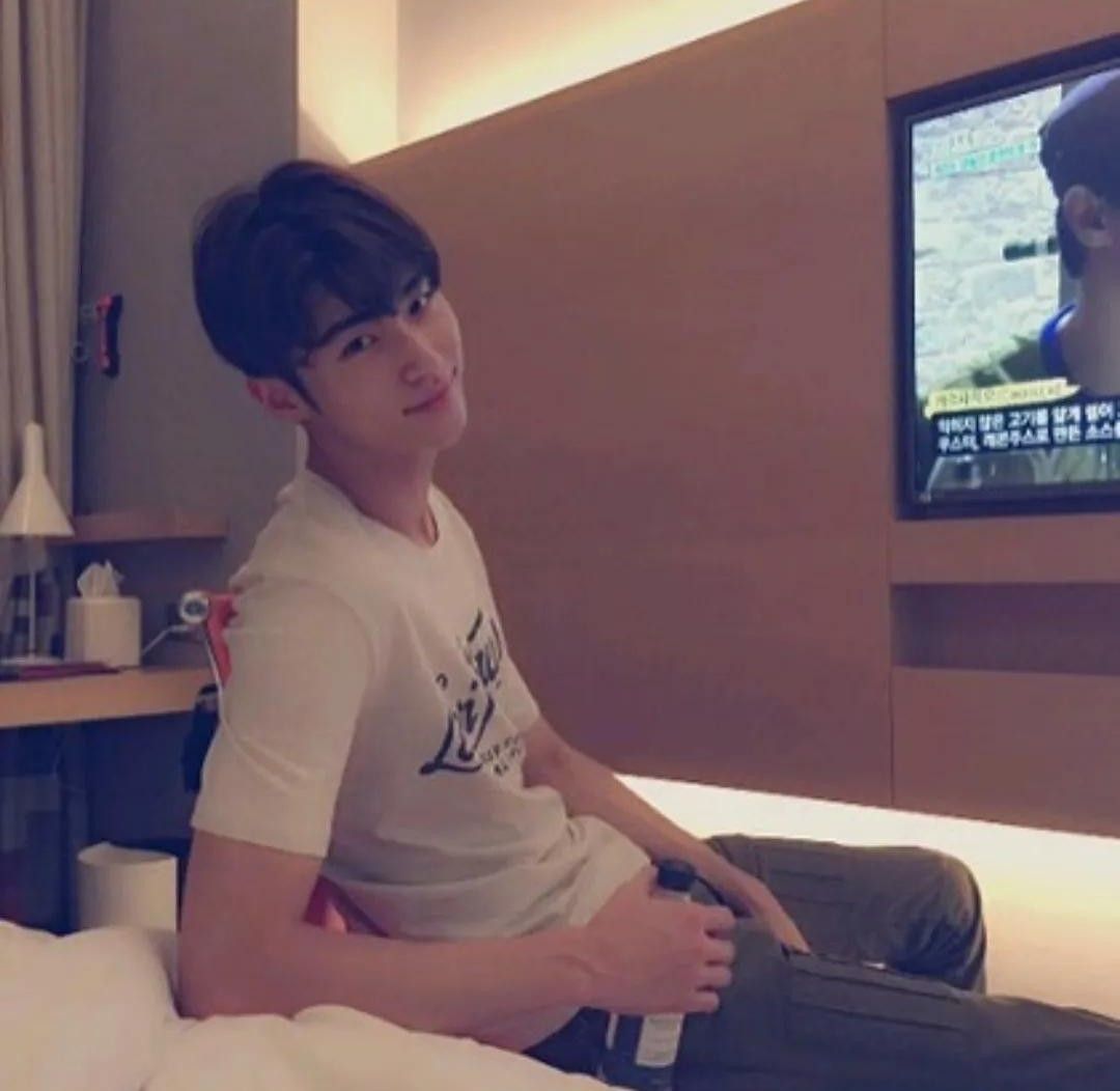 Latest photo of Byeon Wooseok
