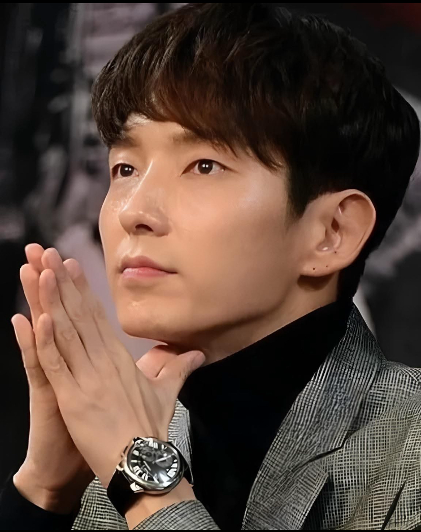 A moment captured by a fan of Lee Joongi