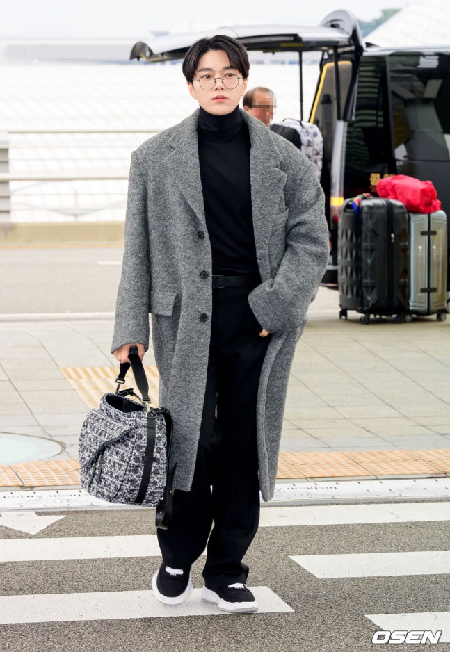 A moment captured by a fan of Kim Myungsoo (L)