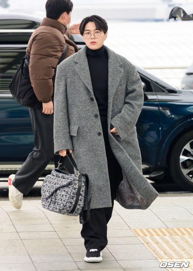 Behind-the-scenes cut of Kim Myungsoo (L)